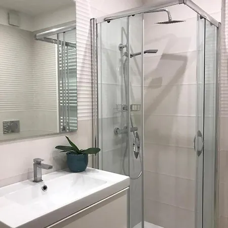 Central Modern Studio Apartment *